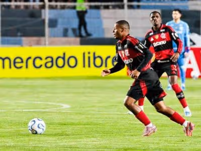 Titular pela primeira vez com Jardim, De la Cruz atinge sequência no Flamengo