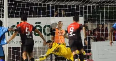 Athletico sofre virada do Azuriz, que garante vaga nas quartas do Paranaense