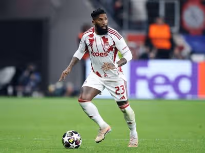 Clube da Série A apresenta proposta por Rodinei e negocia acordo com o Olympiacos