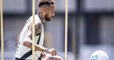 Neymar treina como bola pela primeira vez após cirurgia