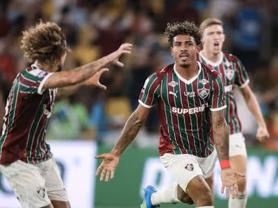 Fluminense domina o São Paulo no Maracanã e encosta na liderança do Brasileirão
