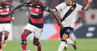 Bruno Henrique celebra vitória do Flamengo na estreia do time principal