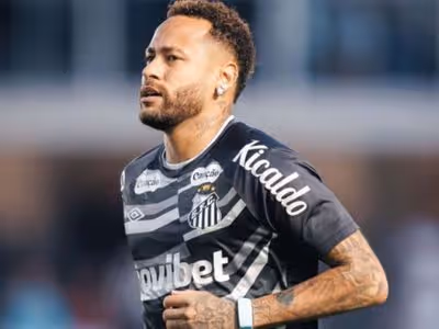 Gramado sintético coloca Neymar em dúvida para jogo contra o Palmeiras