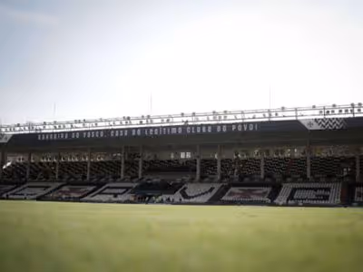 Vasco aproveita pausa e faz ajustes no gramado de São Januário