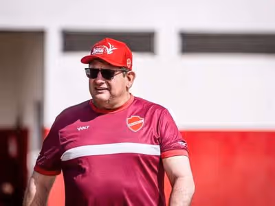 Guto Ferreira prepara quatro mudanças no Vila Nova; veja a escalação