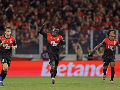 Athletico marca no fim e vence o Mirassol pelo Brasileirão