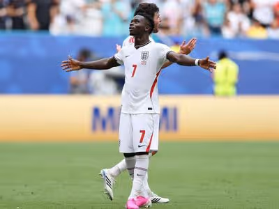 Saka diz que gostaria de ter jogado mais pela Inglaterra na Copa