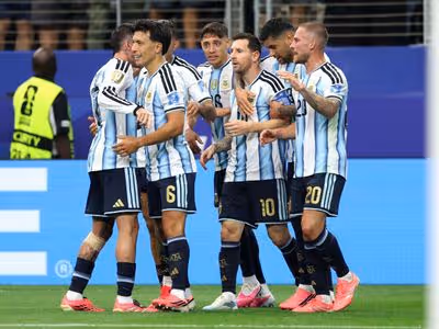 Messi marca dois, bate recorde em Copas e classifica Argentina em jogo contra Áustria