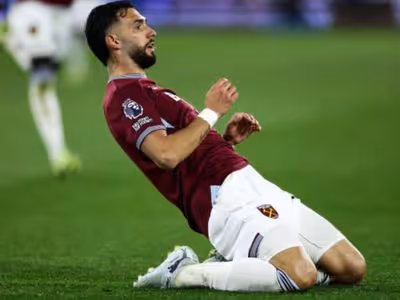 Alvo do Flamengo brilha, West Ham goleia e empurra o Tottenham para a zona na Premier League