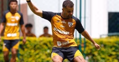 Sem acerto com o Corinthians, Alisson volta a treinar no São Paulo