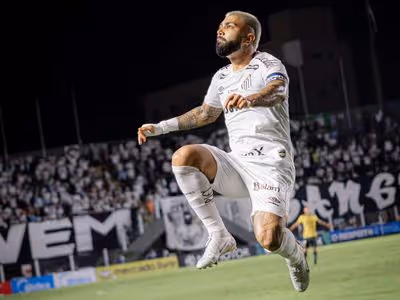 Gabigol atinge 130 gols no Brasileirão e se aproxima de Zico