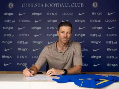 Xabi Alonso inicia trajetória como técnico do Chelsea após chegada a Londres
