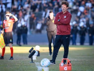 Diniz torce por permanência de Depay no Corinthians: