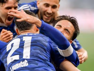 Schalke vence e está de volta à elite da Alemanha
