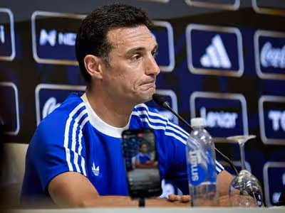 Scaloni rebate críticas sobre arbitragem e exalta Messi
