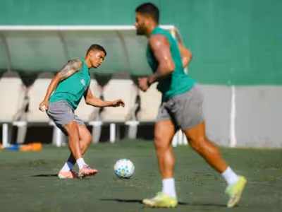 Thiago Silva participa de atividades em campo no Fluminense