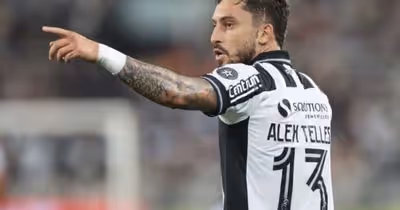 Alex Telles, do Botafogo, celebra gol de pênalti depois de erro na Copa do Brasil: