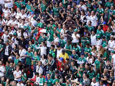 México faz foguetório e festa em frente ao hotel da Inglaterra antes das oitavas