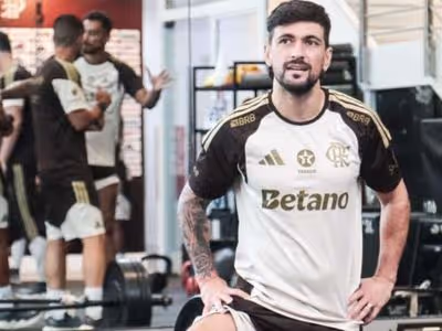 Arrascaeta se reapresenta no Flamengo e retorna aos treinos