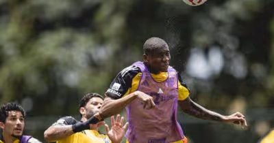 Volante volta a treinar no Atlético após mais de quatro meses e vira opção para Sampaoli