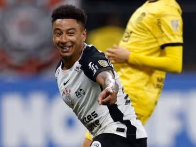Lingard celebra primeiro gol na Arena e fase do Corinthians: