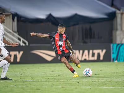 Em jogo de sete gols, Vitória vence o ABC no apagar das luzes e avança para a final