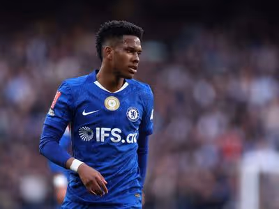 'Não há limites': técnico do Chelsea exalta Estêvão após goleada na FA