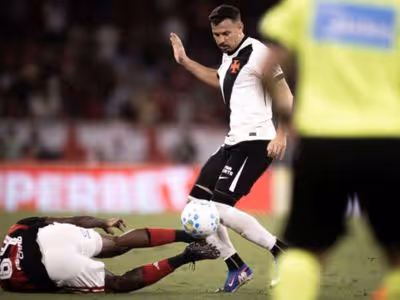 Vasco recebe oferta por Hugo Moura e estuda saída do volante