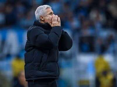 Luís Castro elogia evolução do Grêmio após virada:
