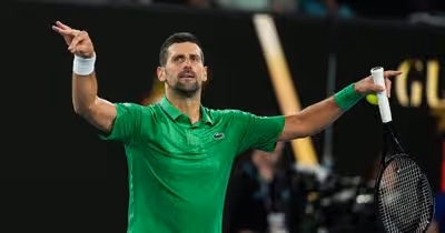 Djokovic avança no Australian Open sem entrar em quadra