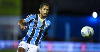 João Lucas e Gustavo Martins disputam vaga de Marcos Rocha no Grêmio