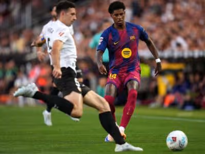 Lewandowski marca em despedida, mas Barcelona perde