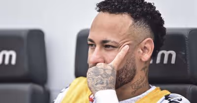 Neymar segue com joelho inchado, mas recebe previsão de retorno