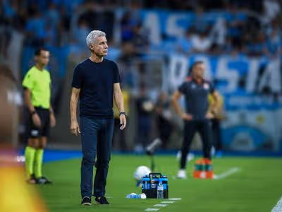 Luís Castro prioriza apoio após lesão grave de jogador e aponta evolução do Grêmio