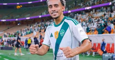Matheus Gonçalves, ex-Flamengo, comemora estreia pelo Al-Ahli: