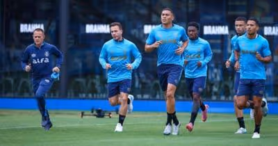 Com titulares poupados, Grêmio inicia preparação para encarar o Corinthians