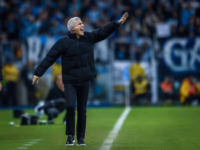 Luís Castro se irrita com jornalistas em coletiva após derrota para o Vasco