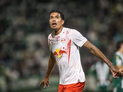 Red Bull Bragantino vence e se aproxima do G-6 do Brasileirão