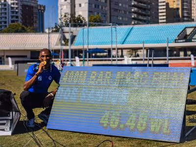 Alison dos Santos faz a melhor marca do mundo e conquista título inédito nos 400 m com barreiras