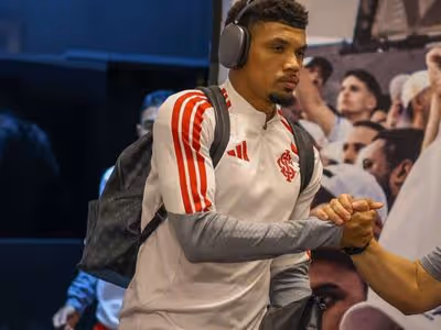 Victor Gabriel celebra primeira vitória do Internacional no Brasileirão