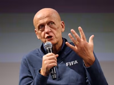 Lenda da arbitragem defende juíz de Argentina x Egito após decisões em campo