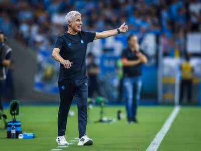 Luís Castro destaca papel da torcida na vitória sobre a Chapecoense