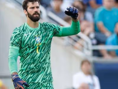 Julio Cesar sai em defesa de Alisson e destaca confiança de Ancelotti no goleiro da Seleção