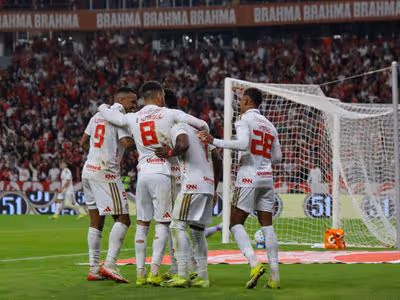 Internacional domina o Vasco, aplica goleada e embala no Campeonato Brasileiro