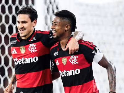Flamengo vence com gols no final e mira liderança geral da Libertadores