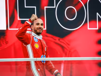 F1: Hamilton celebra
