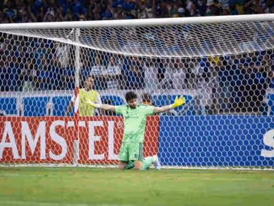 Surpresa na escalação, Otávio comenta a vitória do Cruzeiro e a sua atuação