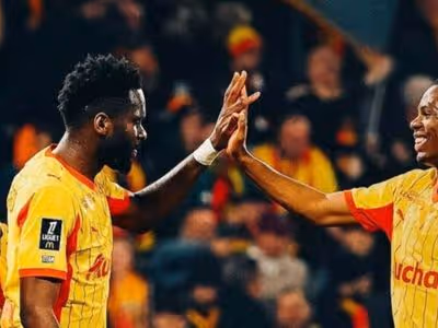 Lens goleia o Angers e assume provisoriamente a liderança do Francês