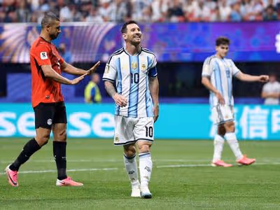 Argentina ressurge no fim e garante classificação dramática às quartas da Copa do Mundo
