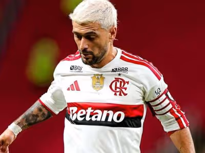 Arrascaeta deixa o gramado do Beira-Rio mancando e liga alerta no Flamengo
